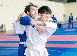 Isaac vào vai vận động viên Judo khiếm thị của D.O trong phiên bản Việt 'Anh trai vô số tội'