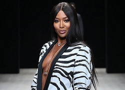 Naomi Campbell táo bạo với mốt không nội y trên sàn catwalk ở tuổi 48