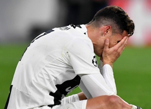 Ronaldo mếu máo gọi mẹ sau trận Juventus thua Ajax