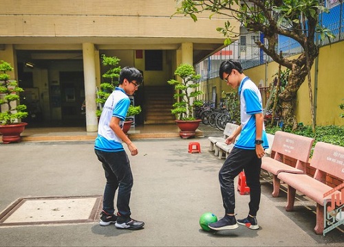 'Tình yêu có màu gì?' và câu trả lời ngọt lịm của 2 chàng trai Phổ thông Năng Khiếu: 'Màu cầu vồng, màu của chúng ta...'