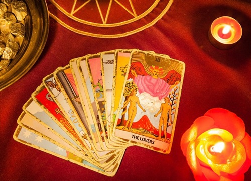 Tử vi hôm nay (22/4) qua lá bài Tarot: Phân vân ở "ngã ba đường"