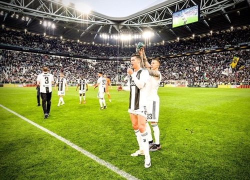 Uống champagne mừng Juventus vô địch, Ronaldo bị 'ném đá' dữ dội