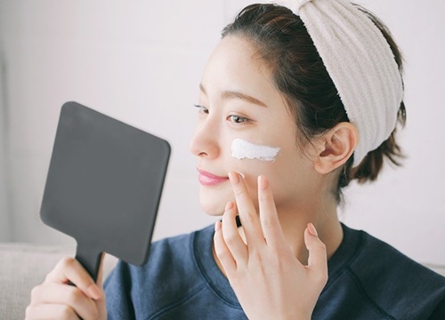 Ai cũng có đủ toner, serum, kem dưỡng... Để skincare nhưng có thực sự cần nhiều thế không?