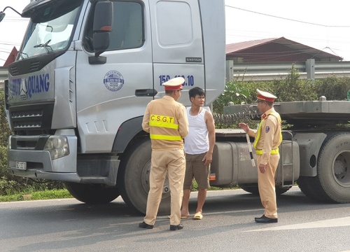 Bắc Ninh: CSGT tuần lưu nhắc nhở ô tô dừng đỗ gây nguy hiểm trên đường