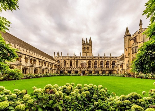 Cậu bé tự kỷ theo học Đại học Oxford từ năm 6 tuổi