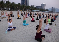 Dân mạng phát sốt khi thấy người dân Đà Nẵng tập Yoga trên bãi biển vào buổi sáng bình minh tuyệt đẹp