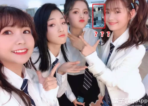 Đăng ảnh selfie, thành viên nhóm nhạc nữ idol hàng đầu Trung Quốc vô tình lộ "cảnh nóng" của đồng đội