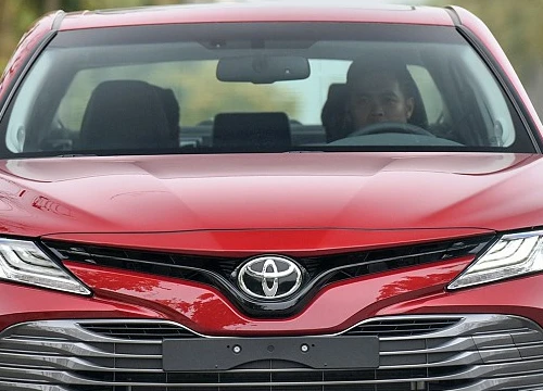 Toyota camry 2019 giá sốc, phả hơi nóng lên vinfast lux a2.0