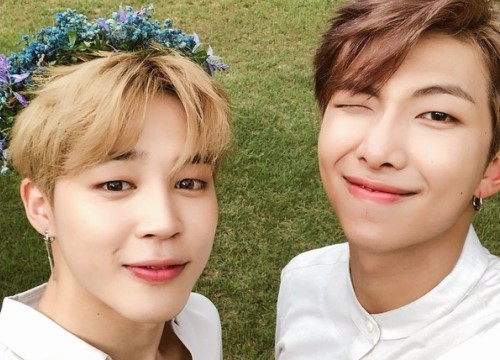 Trưởng nhóm RM (BTS) bỗng nhiên cười 'ha hả' trên sân khấu chỉ vì Jimin làm hành động này trong lúc phát biểu?