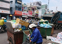 Ảnh : Cận cảnh xe thu gom rác tự chế nghênh ngang trên phố trước giờ khai tử