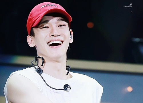 Chen (EXO) xử lý chuyên nghiệp khi bị ngã nhào trên sân khấu