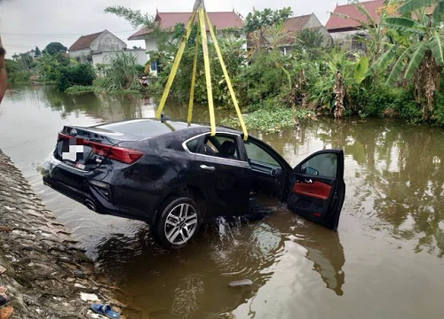 Chiếc Kia Cerato đời mới chìm nghỉm dưới ao sau cú "đạp nhầm" của nữ tài xế