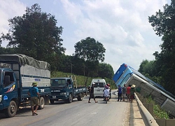 Đánh lái tránh học sinh, xe khách giường nằm lật nghiêng ở Nghệ An