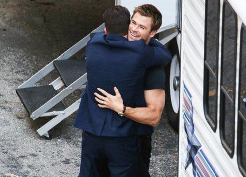 Đẩy thuyền cực mạnh cặp bromance đẹp trai nhất "Avengers": Ôm nhau quá tình, nhưng động tác của Captain hơi sai sai?