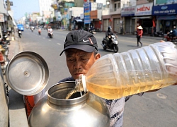 Dưới trời nắng gắt Sài Gòn, có những bình trà miễn phí mát lạnh...