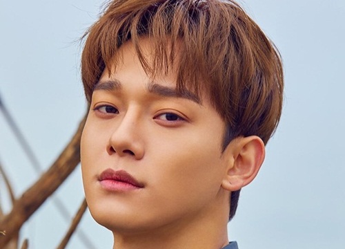 Fan Kpop share lia lịa khoảnh khắc: Chen (EXO) ngã nhào giữa sân khấu concert, cách anh chàng 'chữa cháy' khiến netizen trầm trồ