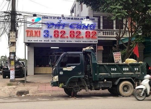 Hãng taxi bị 'khủng bố' bằng phân gà khi khai trương chi nhánh