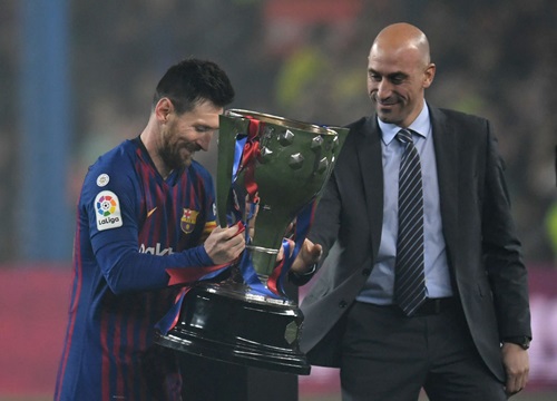 Messi lại hóa siêu anh hùng, Barcelona nâng cúp vô địch La Liga trước 3 vòng đấu