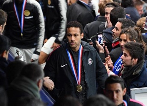 Neymar lãnh án treo giò vì tát CĐV