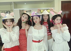 Red Velvet đăng ảnh đội nón lá cực xinh, hứa hẹn về một concert tái ngộ fan Việt Nam