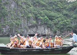 Vào hang Luồn ngắm khỉ vàng trên vịnh Hạ Long