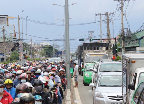 Xe dồn về Vũng Tàu quá đông, vạn người bơ phờ vượt phà, cao tốc