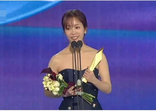 Baeksang 2019 gây tranh cãi: Burning gần như trắng tay, giải danh giá về tay cái tên mờ nhạt