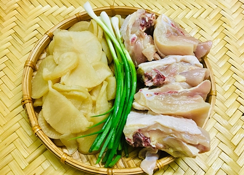 Canh gà củ cải muối