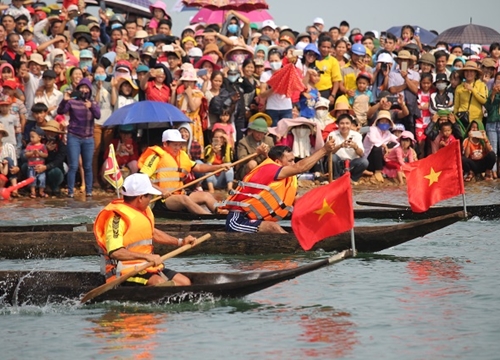 Độc đáo lễ hội đua thuyền độc mộc trên dòng Pô Kô