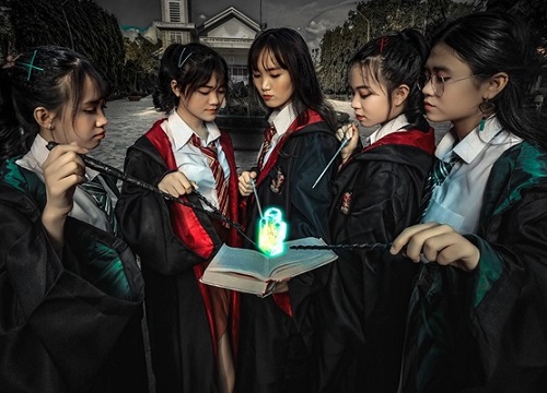 Bộ ảnh kỷ yếu 'mix' từ Á sang Âu, kết hợp cả Harry Potter lẫn sườn xám Trung Quốc gây bão mạng