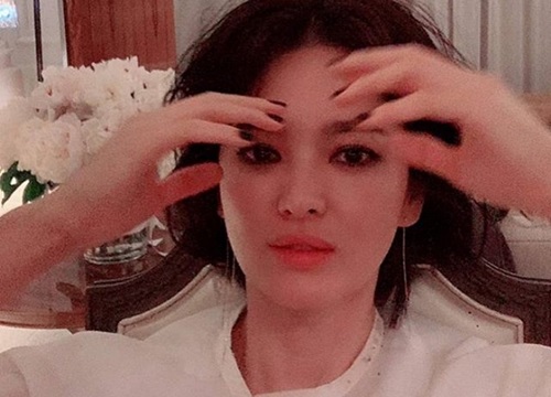 Cận cảnh kiểu trang điểm mắt khói giúp Song Hye Kyo 'làm mưa làm gió' trên weibo Trung Quốc