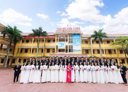 Cay mắt với lời nhắn nhủ trước ngày chia tay: "Cho dù sau này trở thành người đàn ông của ai, các cậu mãi là chàng trai của chúng tớ"