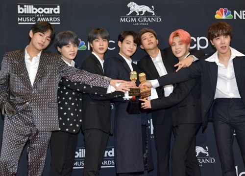 Gây sốt với fancam đỉnh cao ở BBMAs 2019, cả thế giới dường phát cuồng vì 'ông hoàng triệu view' Jimin (BTS)