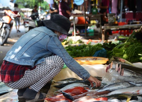 Giá điện, xăng cùng tăng: Người Sài Gòn khổ sở đi chợ, vài ngày mới giặt đồ