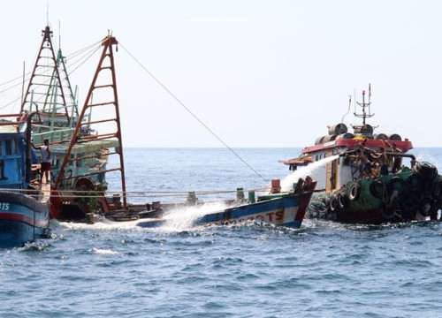 Indonesia đơn phương nhấn chìm tàu cá Việt Nam