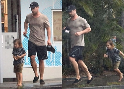 Ông bố phũ của năm: Cùng dầm mưa nhưng &quot;Thor&quot; Chris Hemsworth đội mũ đi giày, để con trai đầu trần chân đất