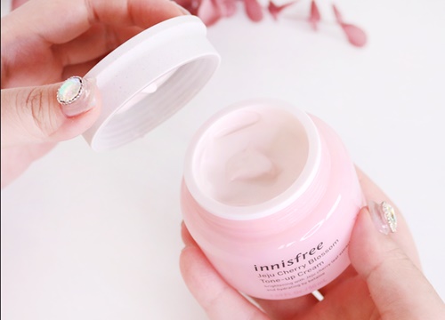 [Review] Innisfree Jeju Cherry Blossom Tone Up Cream : Mỏng nhẹ, lên tông da sáng hồng rạng rỡ!