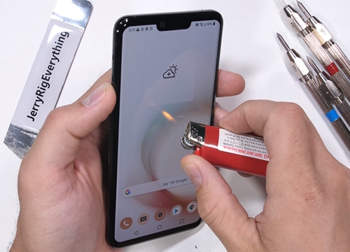 Sẽ thế nào khi "tra tấn" siêu phẩm LG G8 ThinQ bằng dao rọc giấy, hơ lửa và bẻ cong?