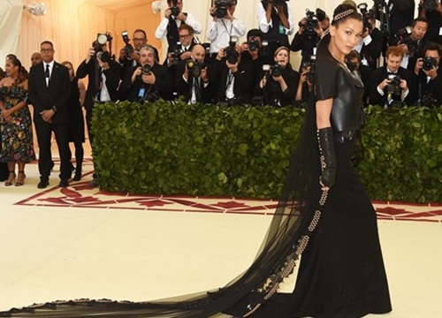 Trước thềm Met Gala: Cara Delevingne khoe ảnh lột xác trong 7 năm, Bella Hadid háo hức đến nỗi 'làm mờ' Kendall Jenner