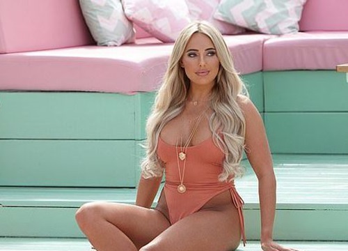 Amber Turner gợi cảm với áo bơi