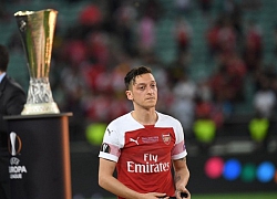 Arsenal thảm bại, Ozil lại hứng 'mưa gạch đá'