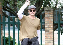 Brad Pitt nằm ngủ trưa trên taxi nước ở Venice