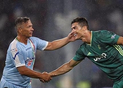 Ca sĩ 57 tuổi vừa hát vừa cúi lạy C. Ronaldo