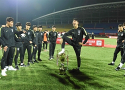 Cầu thủ U18 Hàn Quốc bị chỉ trích vì gác chân lên Cup