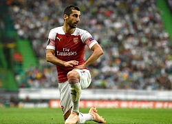 CĐV Arsenal bị cảnh sát chặn lại vì mặc áo in tên Mkhitaryan