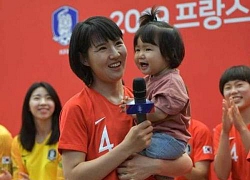 'Con ở nhà với bố, mẹ đi đá World Cup'