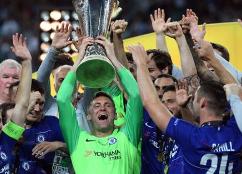 Dự bị cả mùa, Robert Green vẫn nâng cúp Europa League "như đúng rồi"