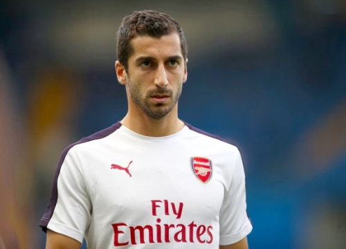 Fan mặc áo Mkhitaryan bị cảnh sát chặn ở Baku