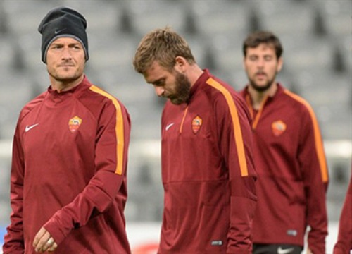 Góc khuất ở Roma: De Rossi cầm đầu nhóm 'làm phản' Totti và HLV Di Francesco?