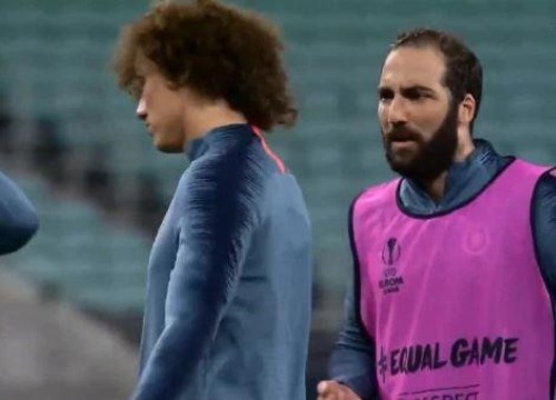 Higuain và David Luiz cãi nhau, HLV Sarri bỏ buổi tập trước chung kết